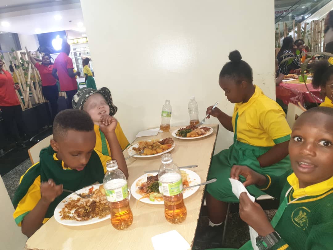 children WDs eating in a downtown restaurant